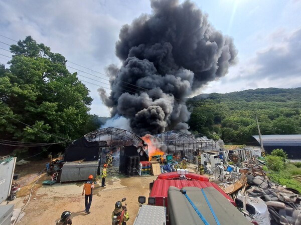 광명시 가학동 폐가전 창고용 비닐하우스에서 5월20일 오전 9시28분께 불이 나 3동이 탔으나 다행히 인명피해는 없었다. (사진=광명소방서)