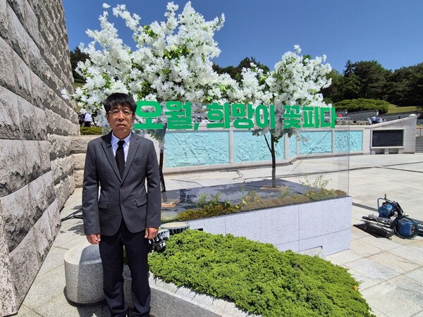 평택시의회 유승영 의장은 지난 5월17일 광주공원에서 열린 ‘민주평화대행진’과 금남로 일원에서 열린 ‘제44주년 5·18민주화운동 전야행사’에 참석했으며, 다음 날 18일에는 국립5·18민주묘지를 방문해 참배했다. (사진=평택시의회)