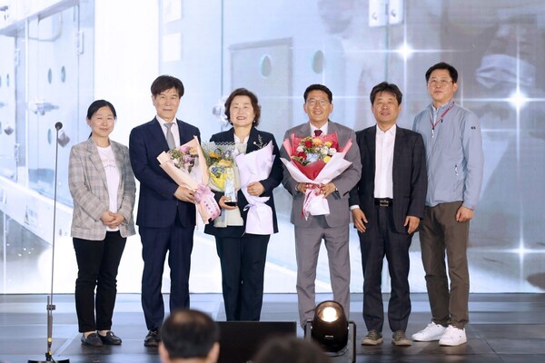 수원시의회가 5월16일 경기도의회 대강당에서 열린 경기지역 광역·기초의원 대상 자치분권 발전 유공 OBS 자치분권대상 시상식에서 수원시의회 유준숙 기획경제위원회 위원장이 기초의정부문에서 수상자로 선정됐다. (사진=수원시의회)