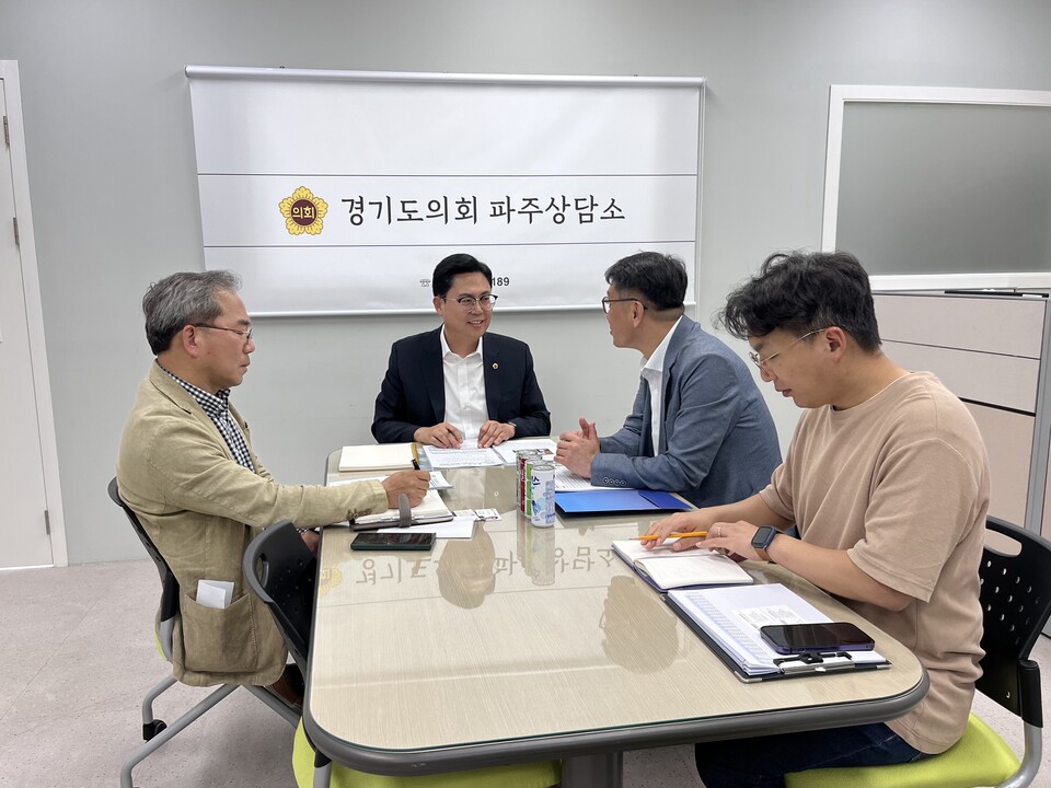 이용욱 도의원은 지난 16일 파주상담소에서 푸드테크 등 식품산업 육성을 위한 조례 제정을 통해 지역사회의 성장과 일자리 창출을 위한 지원을 강화하겠다고 말했다.(사진=경기도의회) 