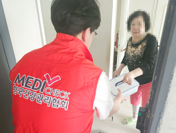 한국건강관리협회 인천시지부가 인천숭의종합사회복지관과 연계해 도움이 필요한 어르신들에게 사랑의 밑반찬 배달 봉사활동을 진행하고 있다.(사진=한국건강관리협회 인천시지부)