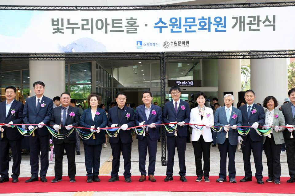 이재준 시장(왼쪽 6번째), 김봉식 수원문화원장(왼쪽 7번째), 이재식 수원시의회 부의장(왼쪽 5번째) 등 참석자들이 개관식에서 테이프를 자르고 있다. (사진=수원시)