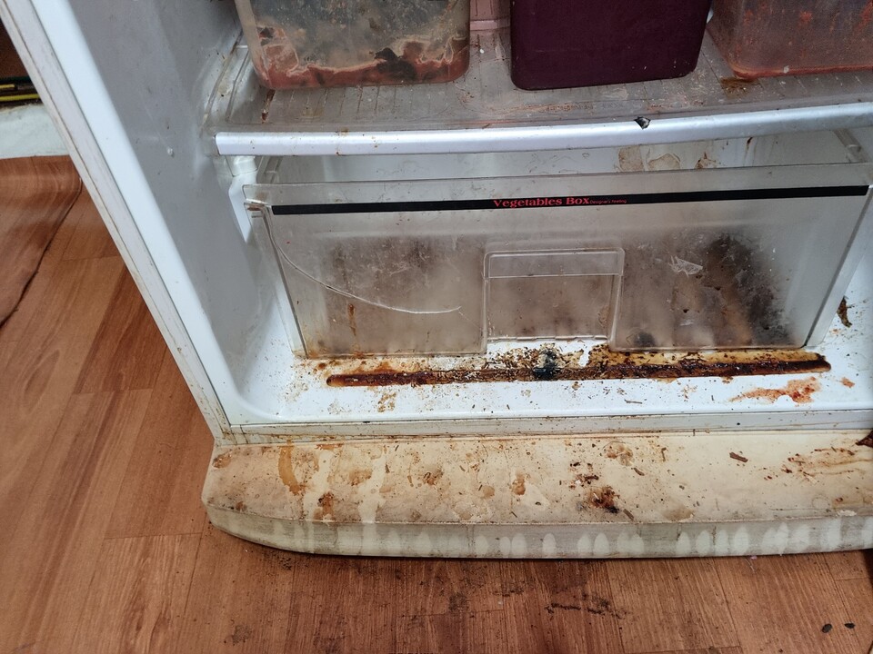 인천시 동구가 취약계층 가구의 주거환경 개선을 위한 안전지킴이 냉장고 청소서비스 사업을 추진하고 있다.(사진=인천동구)