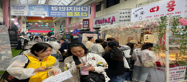 인천시가 크루즈선의 관광객 유치를 위해 공격적인 마케팅을 펼치기로 했다. 크루즈로 인천을 방문한 중국관광객이 재래시장에서 관광을 즐기고 있다.(사진=인천시)