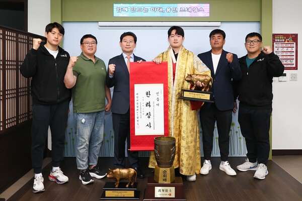 용인시는 5월23일 시청 시장실에서 시 직장운동경기부 씨름단 박민교선수의 개인 통상 4번째 한라장사 등극 봉납식과 단체전 우승으로 시를 빛낸 선수단을 격려하는 행사를 가졌다고 밝혔다. (사진=용인시)