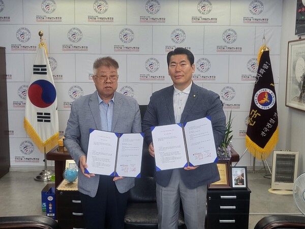 한국노총 전국건설·기계일반노동조합과 대한장애인사회협회 기금사업회가 5월23일 대전에 위치한 조합사무실에서 업무협약을 체결했다. (사진=한국노총 전국건설·기계일반노동조합)