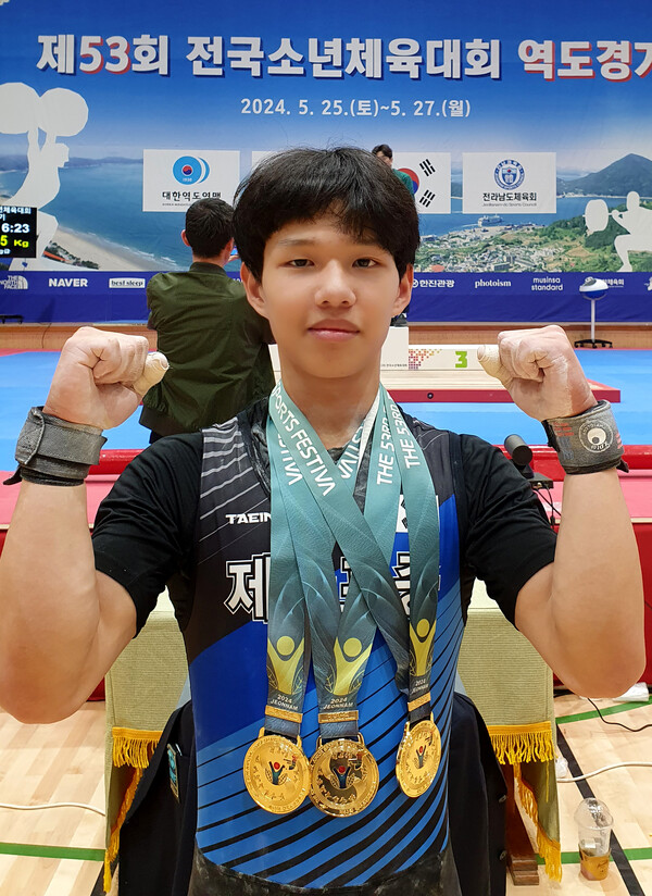 인천 제물포중 송유천이 제53회 전국소년체육대회 남15세 이하부 55kg급 인상·용상·합계에서 3관왕을 차지했다. 사진은 금메달을 목에 걸고 포즈를 취하고 있는 송유천. (사진=인천시체육회)