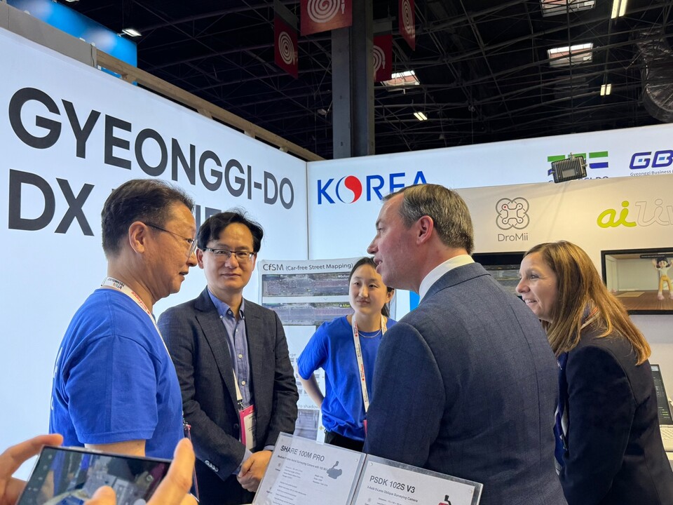 기욤 드 룩셈부르크(Guillaume De Luxembourg) 왕세자가 22∼25일(현지시간) 프랑스 파리에서 열린 ‘비바테크 2024’에서 경기도 DX존을 방문해 도내 기업의 높은 기술력에 많은 관심을 보였다. (사진=경과원)