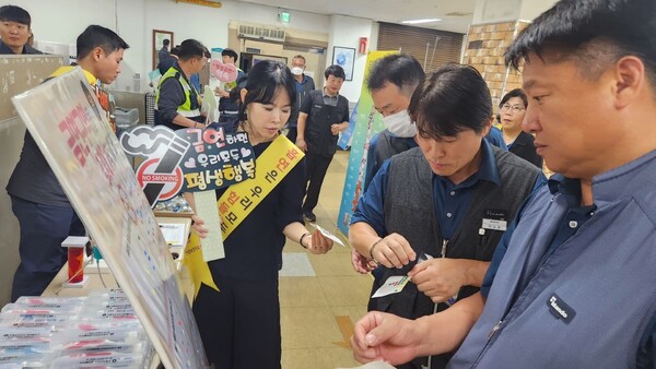 평택시 안중보건지소는 2024년도 건강한 기업체, 건강한 근로자 만들기 일환으로 HL만도㈜ 평택사업장과 공동 캠페인 활동을 실시했다고 5월27일 밝혔다. (사진=평택시)