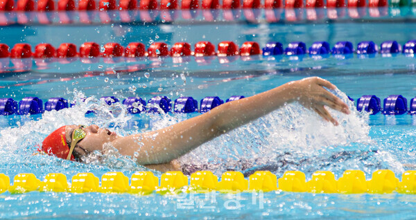 27일 전남 목포시 목포실내수영장에서 열린 '제53회 전국소년체전' 수영 여자 15세이하부 배영 100m 예선경기에서 최지유(인천해원중. 2)가 역영을 하고 있다. 최지유는 이날 예선경기 1분11초28를 기록 결승 진출에 실패했다. (사진=한동헌 기자)