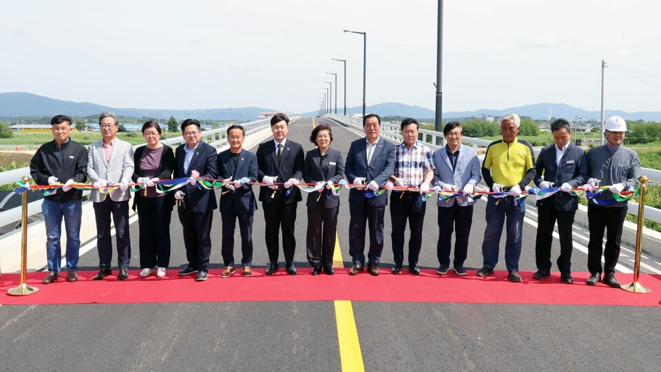 안성시가 공도읍 불당리에서 미양면 개정리를 잇는 농어촌도로 102․101․207호 '공도-미양간 도로확포장공사'  준공행사를 5월27일 열었다. (사진=안성시)