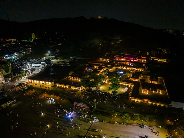 관람객이 안전하고 편안하게 야행에 참여할 수 있도록 행궁동 공방거리와 행궁동행정복지센터 앞 골목은 5월 31~6월 1일 오후 5시 30분부터 10시까지 교통을 통제한다. 5월 31일 오후 8시 밤빛 품은 행궁동의 시작을 알리는 야행 점등식이 행궁광장에서 열린다. (사진=수원시)