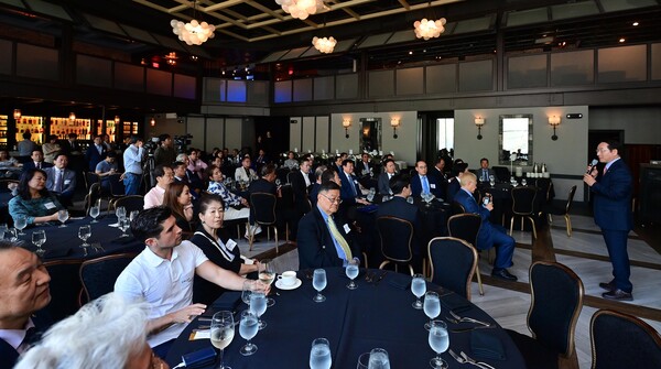 유정복 인천시장이 28일(현지시간) 미국 저지시티(Jersey Ctiy)에서 열린 '세계한인무역단지&글로벌 한인타운 비전 발표식'에서 환영사를 하고 있다./인천시