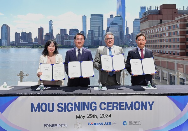 유정복 인천시장이 29일(현지시간) 미국 뉴저지 저지시티에서 열린 '영종 항공복합문화시설 투자유치 업무협약식'에서 협약서에 서명을 마치고 기념촬영을 하고 있다. (사진=인천시)