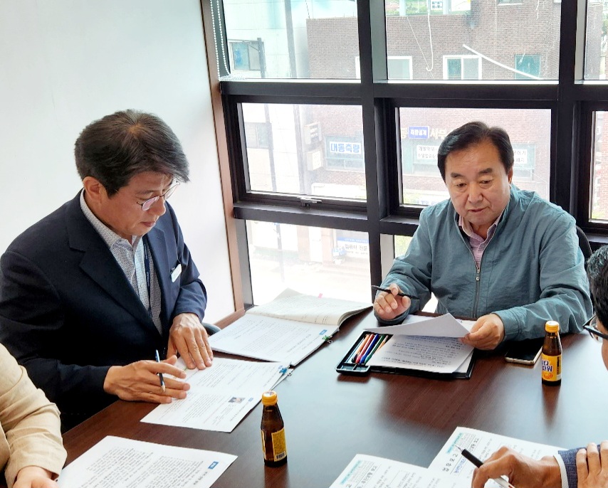 김성남 농정해양위원장은 3일 경기 농업지원정책 조례 제정을 위한 정담회를 포천상담소에서 개최해 경기도 먹거리안전 기본조례와 경기도 농어민 기회소득 지원 조례와 관련 경기도 농업정책과 직원들과 논의를 했다.(사진=경기도의회)