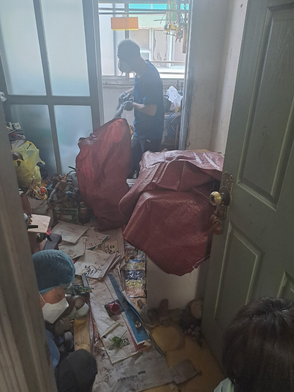 인천 미추홀구가 용현1·4동에 거주 중인 저장강박 의심가구를 대상으로 민관협력 주거환경 개선 활동을 진행하고 있다.(사진=인천 미추홀구)