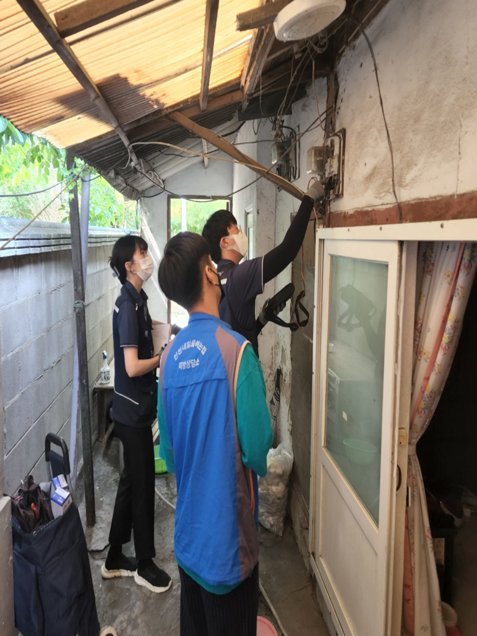 인천시는 한여름에 해당하는 7~8월을 집중 보호기간으로 정하고, 폭염 등에 취약한 거리 노숙인과 쪽방 주민을 위해 주야간 순찰 확대, 무더위 쉼터 개방 등 보호를 강화할 계획이다. 쪽방 점검 . (사진=인천시)