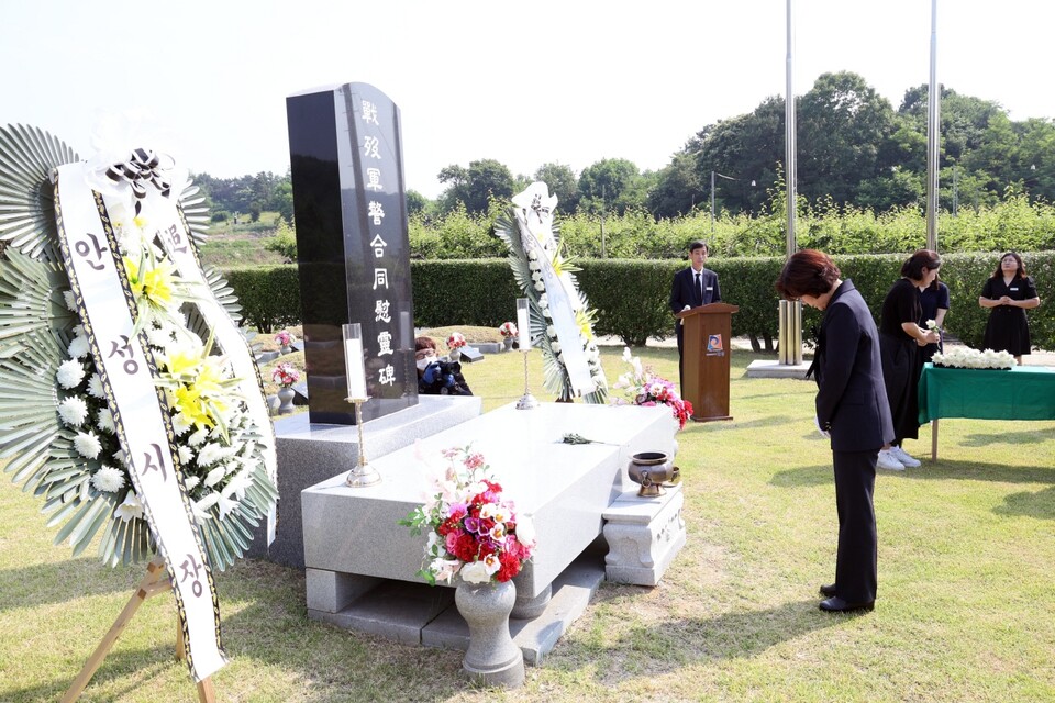 안성시는 6월6일 제69회 현충일을 맞아 순국선열 및 호국영령의 고귀한 애국정신을 기리는 현충일 추념식을 현충탑(봉산동 소재)에서 거행했다. (사진=안성시)