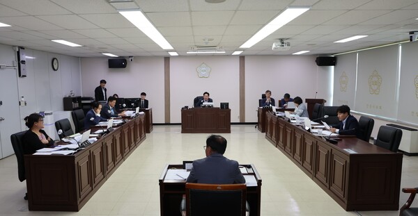 안성시의회는 특별위원회 회의실에서 제224회 제1차 정례회 2차 조례등심사특별위원회(조례특위)를 끝으로 조례 등 일반안건 심사를 마무리했다. (사진=안성시의회)