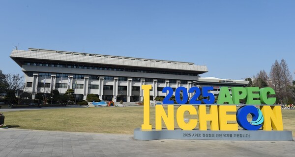 인천시가 공무원 보호를 위해 홈페이지 공무원 이름 삭제 조치를 해 여론이 찬반으로 첨예하게 갈리고 있다. (사진=인천시)