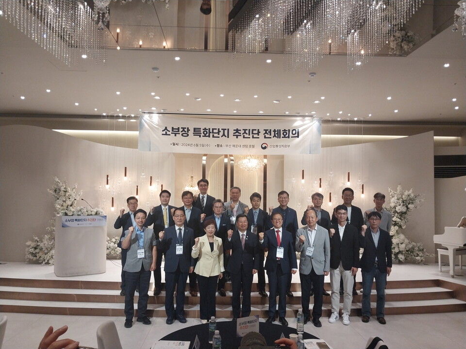 안성시는 6월5일 부산에서 산업통상자원부 주관으로 개최된 ‘소부장 특화단지 추진단 전체회의’ 에 참석해 반도체 소부장 기술 경쟁력 강화와 생태계 밸류체인 완성을 위한 특화단지 육성계획을 논의했다고 밝혔다. (사진=안성시)