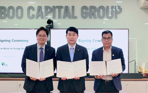 수도권매립지관리공사가 베트남 밤부캐피털그룹(BCGE) 에너지, SK에코플랜트와 함께 온실가스 국제감축사업 개발을 추진한다. 사진은 MOU체결 후 기념촬영을 하고 있다.(사진=SL공사)