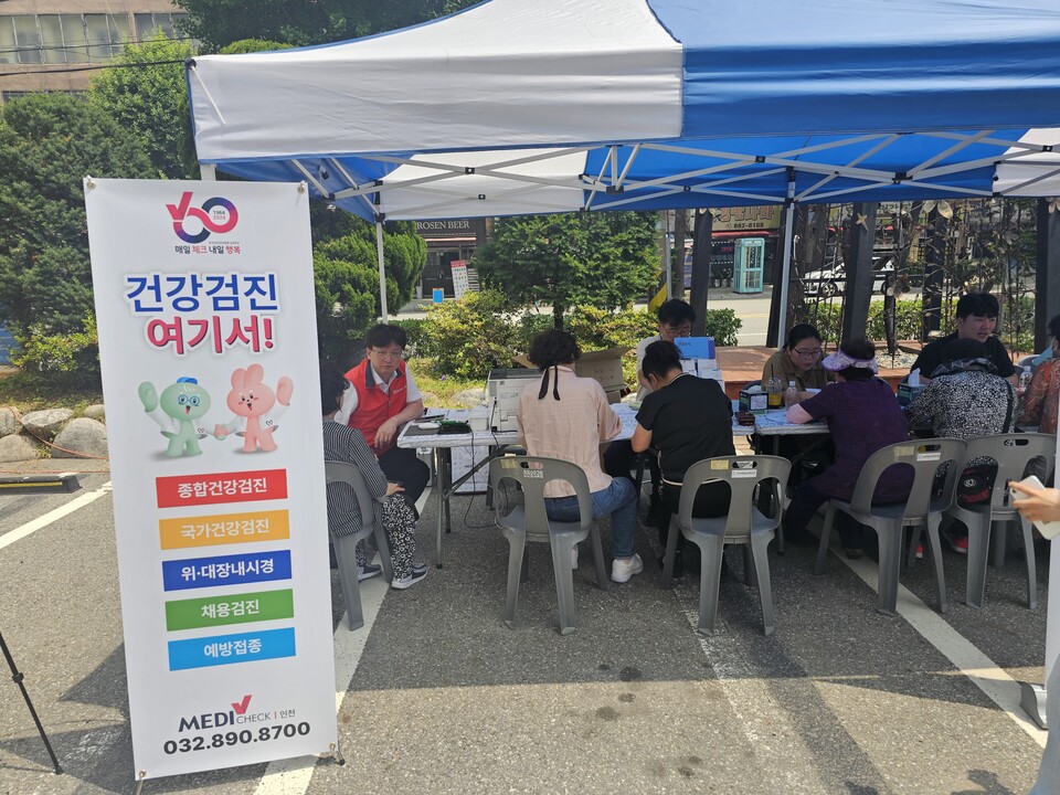 한국건강관리협회 인천시지부가 숭의종합사회복지관과 인천중국음식업협회와 연계한 짜장면과 탕수육 나눔 행사에 참가했다.(사진=한국건강관리협회 인천시지부)