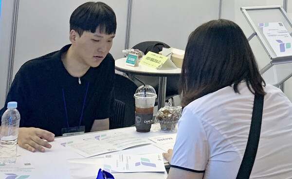 인천항만공사 인사담당자가  ‘2024 대한민국 고졸 인재 채용엑스포’에서 구직자와 채용 상담을 하고 있다 / 사진 = 인천항만공사