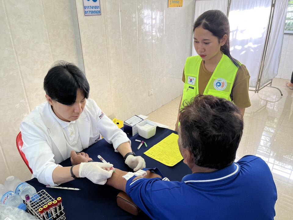 한국건강관리협회가 캄보디아 프렉프노우 지역 주민들을 대상으로 의료활동을 진행하고 있다.(사진=한국건강관리협회)