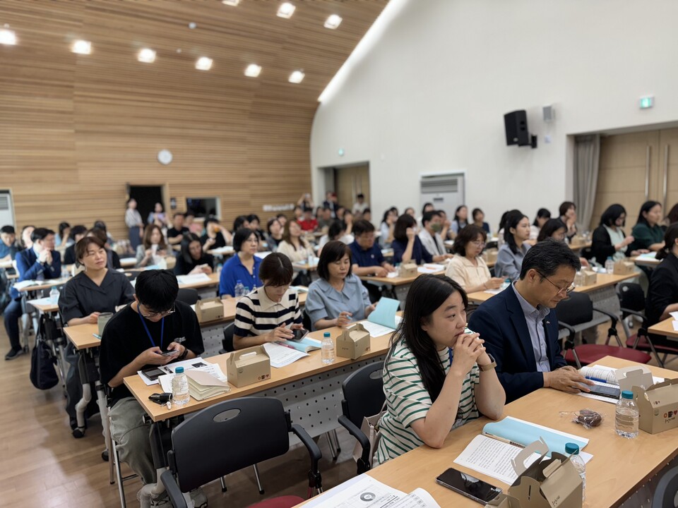 ‘수원새빛돌봄’사업 추진 1주년을 맞아 열린 토론회에 100여 명의 사회복지 현장 실무자와 돌봄관계자가 참석했다.  (사진=수원시사회복지협의회)