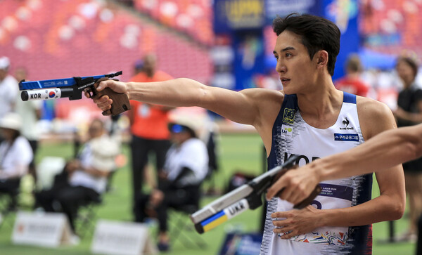 중국 정저우에서 열린 근대5종 세계선수권대회에서 김승진(사진. 인천시체육회) 선수가 레이저런 경기 과녁을 향에 총구를 겨누고 있다. 김승진 선수는 15일 결승경기 전웅태(광주시청)와 서창완(국군체육부대)과 동반 출전 단체 은메달을 획득했다.(사진=인천시근대5종연맹)