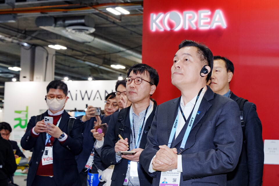 수원시가 2025 미국 소비자가전 박람회(CES 2025)에 참가할 관내 혁신 창업·중소기업을 7월19일까지 모집한다. 사진은 지난해 열린 CES 현장을 둘러보는 이재준 수원시장. (사진=수원시)