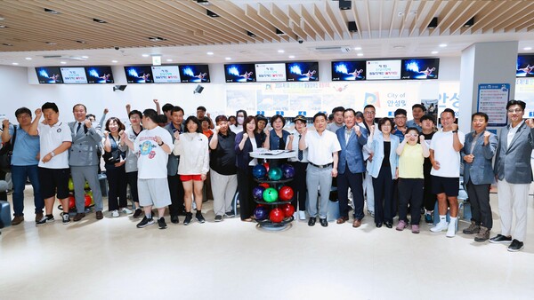 제1회 안성시장배 발달장애인 볼링대회가 6월14일 서안성체육센터 볼링장에서 개최됐다. (사진=안성시)