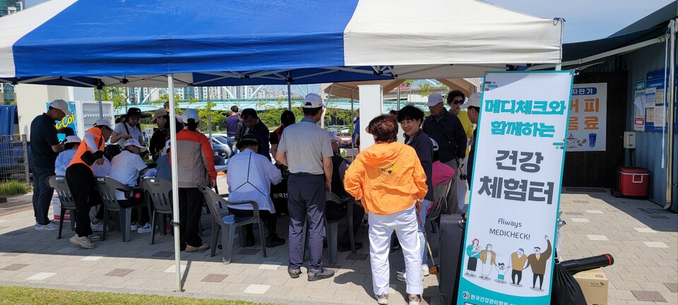 한국건강관리협회 인천시지부가 대한노인회 인천시연합회에서 주관하는 인천시장기 노인건강체육대회에 참여해 건강체험터를 운영했다.(사진=한국건강관리협회 인천시지부)