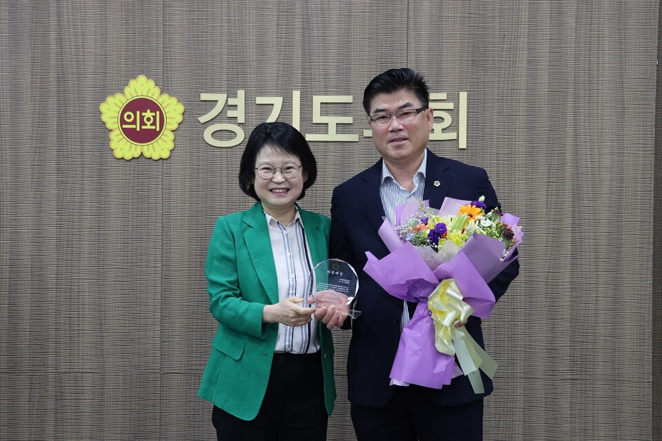 윤태길 의원은 18일 경기도·도교육청·공공기관 등과의 폭넓은 소통으로 정책적 협의를 이뤄내는 공로를 인정받아 ‘2024년 교육행정위원회 의정대상’을 수상했다.(사진=경기도의회)