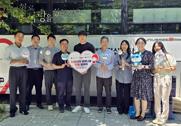 인천항만공사 직원들이 헌혈을 마친 후 헌혈버스 앞에서 기념사진을 찍고 있다. (사진 = 인천항만공사)