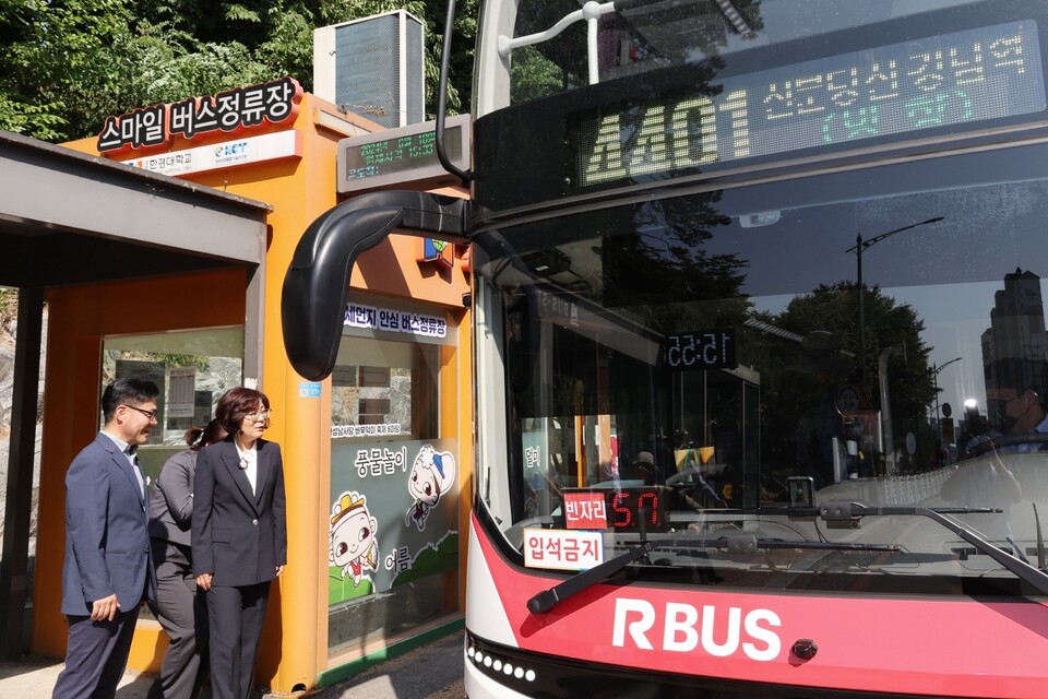 김보라 안성시장은 안성시 최초 광역버스 4401번 운행시작 1주년을 맞아 6월18일 오후 한경국립대 기점 정류소에서 광역버스 이용현황 파악 및 이용객 애로 사항을 청취했다. (사진=안성시)