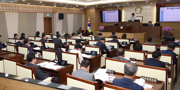 평택시의회(의장 유승영)는 6월21일 시의회 본회의장에서 제2차 본회의를 끝으로 18일간 이어진 제246회 제1차 정례회 의사일정을 마무리했다. (사진=평택시의회)
