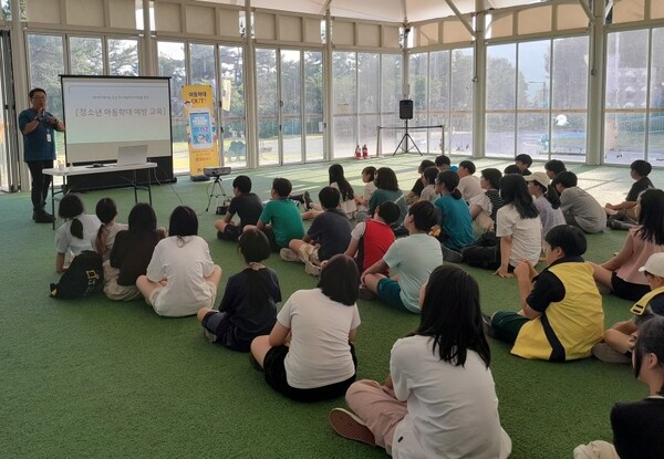 안성시는 지난 6월21일에 안성시다목적야영장을 찾은 4, 5, 6학년 초등학생을 대상으로 아동학대 예방과 인식개선을 위한 청소년 아동학대 예방 교육을 실시했다. (사진=안성시)