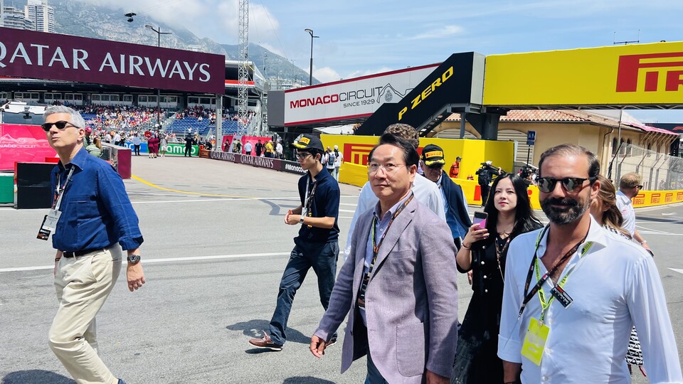 유정복 인천광역시장이 지난 5월26일(현지시간) 모나코에서 열린 F1 그랑프리(Formula One Grand prix)에서 F1 관계자들과 시설을 둘러보고 있는 모습. (사진=인천시)