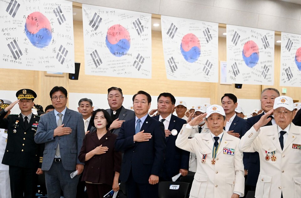 25일 유정복 인천시장이 시청 대회의실에서 열린 '6.25전쟁 제74주년 기념식'에서 국민의례를 하고 있다.(사진=인천시)