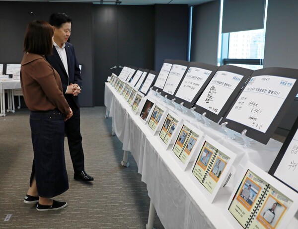 이경규 인천항만공사 사장이 '함께海-청렴동행' 전시회 전시작품을 둘러보고 있다/(사진=인천항만공사)