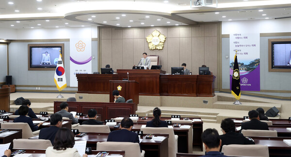 수원시의회(의장 김기정)는 6월25일 본회의장에서 제382회 제1차 정례회 제2차 본회의를 열고 6월11일부터 25일까지 15일간의 일정을 마무리했다. (사진=수원시의회)