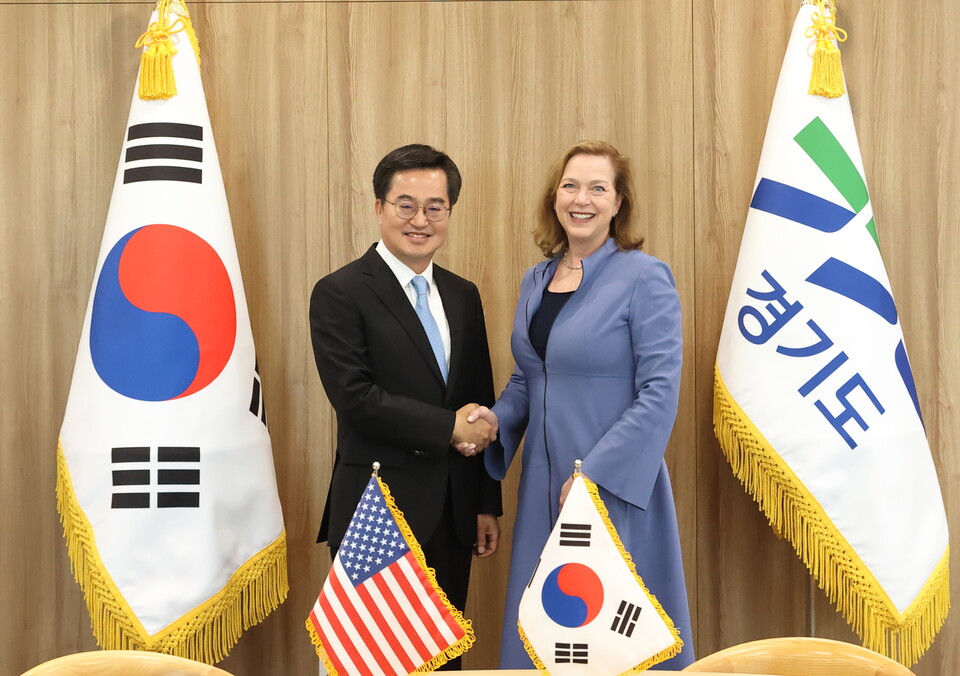 김동연 지사는 6월26일 집무실에서 한국을 방문한 제니퍼 스캔론 회장과 만나 첨단 자동차·배터리 안전 시험센터 설립 투자유치를 논의했다. (사진=경기도)