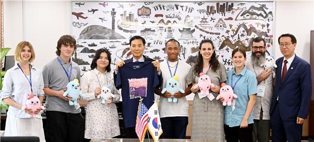 황효진 글로벌도시정무부시장이 26일 시청 집무실에서 인천시-미국 버뱅크시 청소년 교류를 위해 인천을 방문한 학생들과 간담회를 마친 뒤 기념촬영을 하고 있다.(사진=인천시)