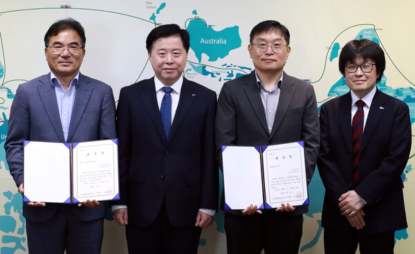 이경규 인천항만공사 사장이 제8기 청렴옴부즈만 위원에게 위촉장을 수여하고 기념촬영을 하고 있다. (사진 = 인천항만공사)