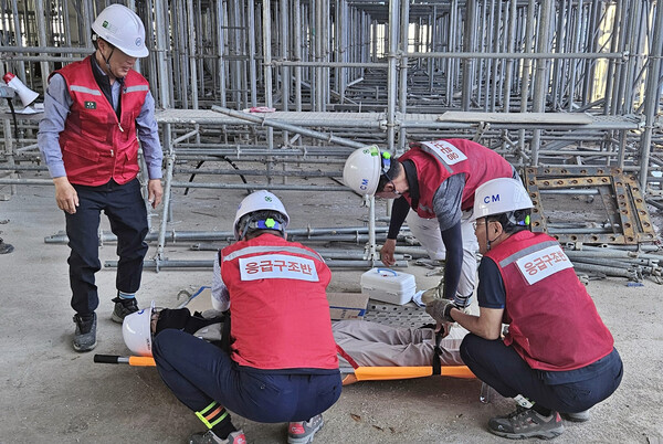 인천항만공사 임직원들이 건설현장에서 재난대응훈련을 실시하고 있다. (사진 = 인천항만공사)