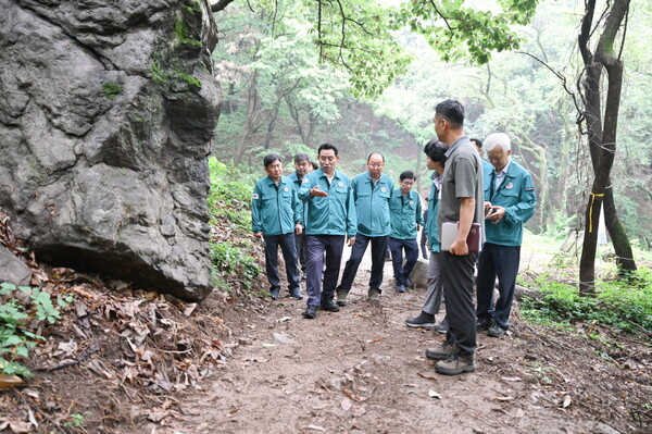 백영현 시장은 7월1일 간부 공무원들과 청성산 종합개발사업 현장을 방문, ‘찾아가는 현장 회의’를 개최해 시민과 약속한 사업들을 더욱 속도감 있게 추진하겠다는 뜻을 밝혔다. (사진=포천시)