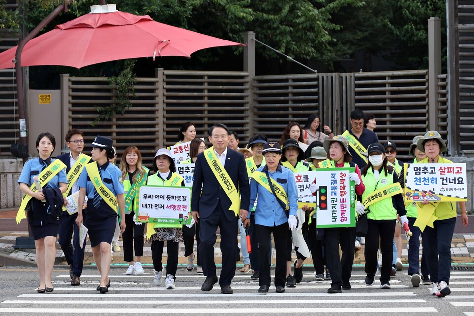 김찬진 인천 동구청장(가운데)이 취임 2주년을 맞아 서림초등학교 어린이통학로 교통안전 캠페인에 참여하고 있다.(사진=인천동구)