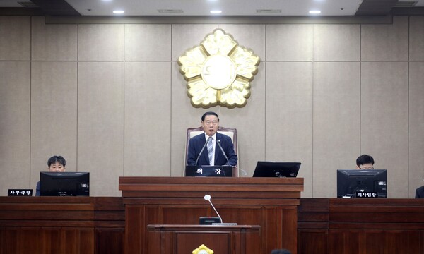 수원시의회는 본회의에서 제12대 의회 후반기 의장에 이재식 의원(무소속, 세류1·2·3·권선1)을, 부의장에 김정렬 의원(더불어민주당, 평·금곡·호매실)을 각각 선출했다. (사진=수원시의회)